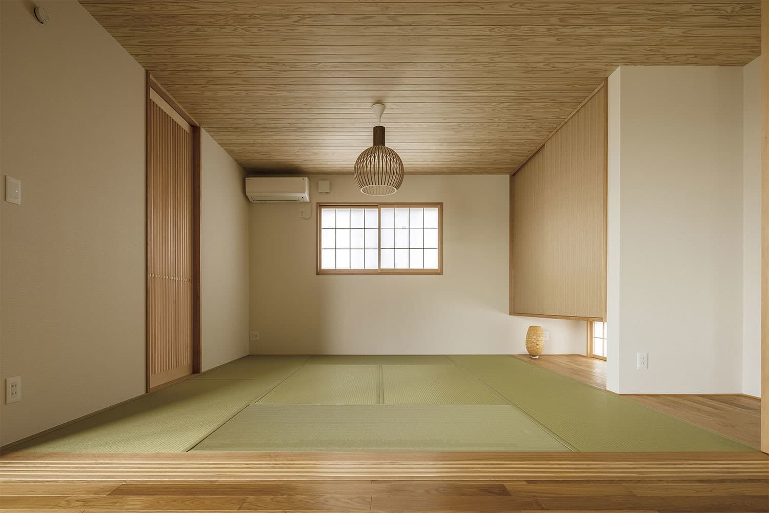 Ｌ型に大開口を配置した開放感と木の温もりのある家