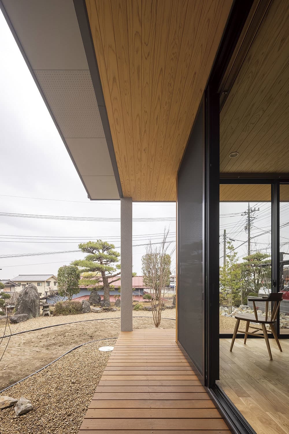 Ｌ型に大開口を配置した開放感と木の温もりのある家