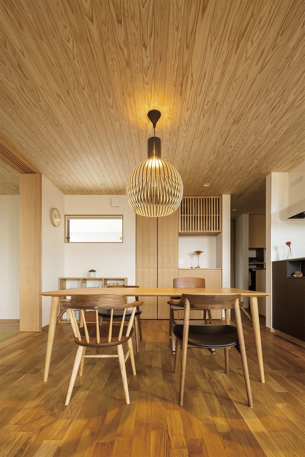 Ｌ型に大開口を配置した開放感と木の温もりのある家