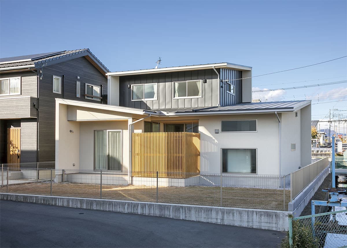 プライベート感のある格子の中庭