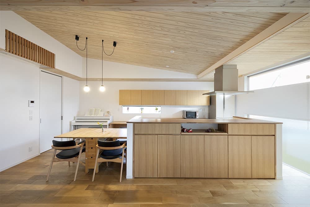 造作のキッチン前収納