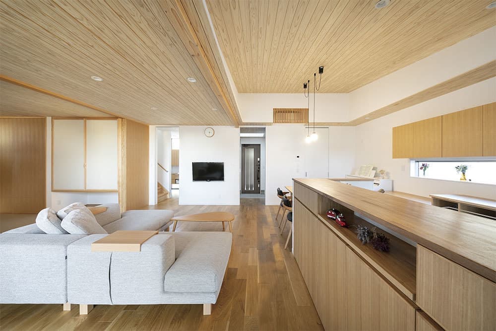 天井はやわらかな感じの杉板貼り