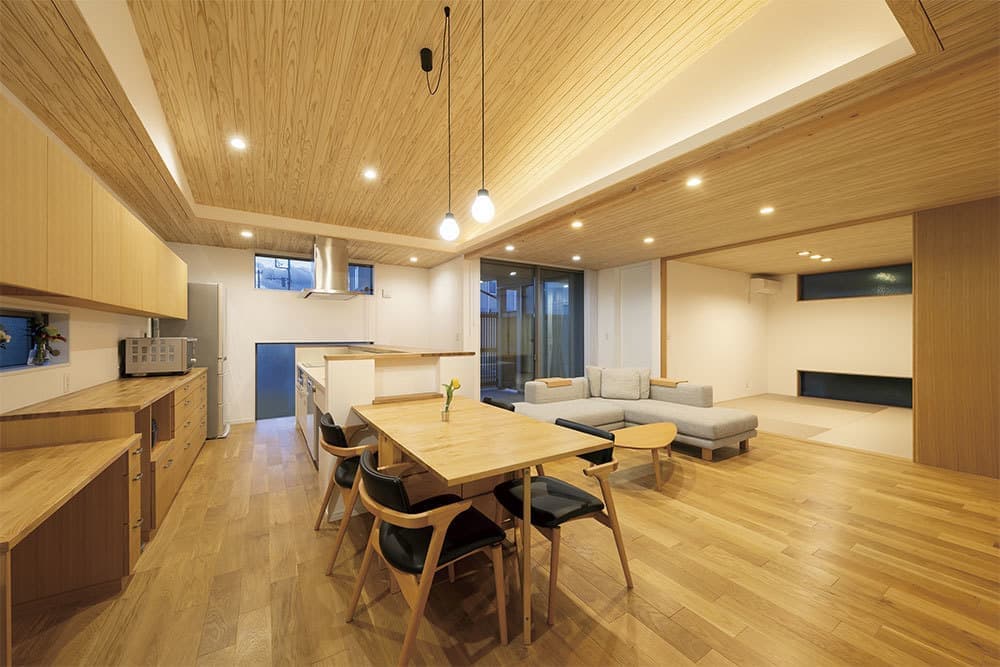 間接照明が勾配天井を照らす