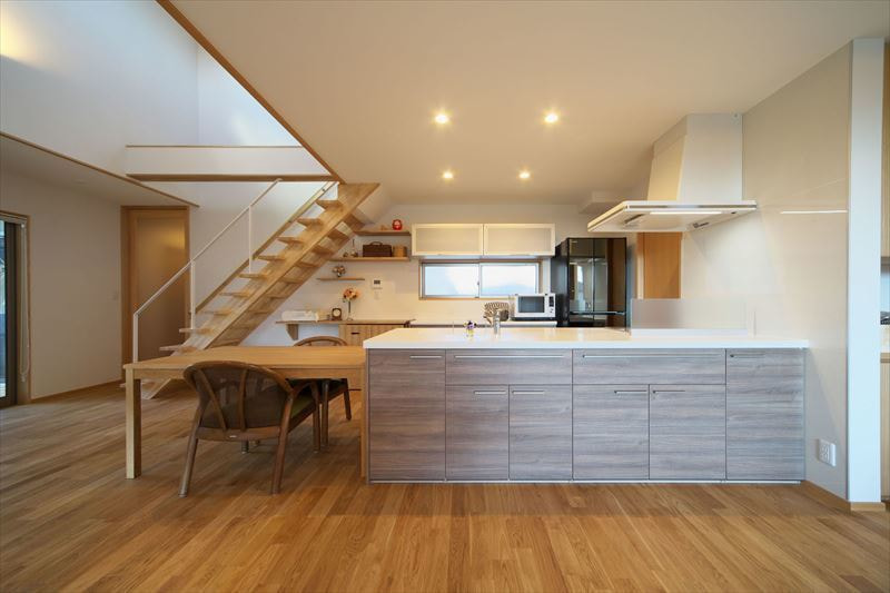 吹き抜けのある広々としたDK