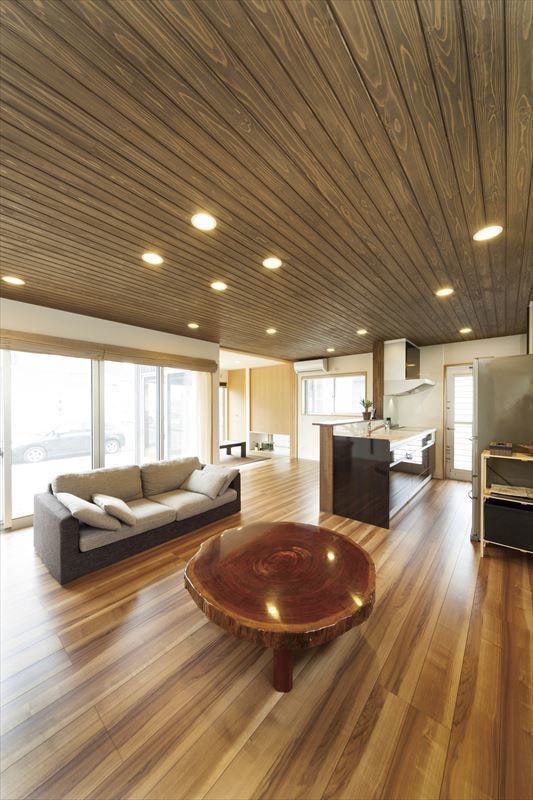 木のぬくもりを感じるモダンな家