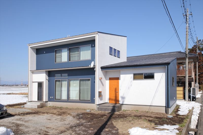 猫と暮らす2階ホールに書斎のある家