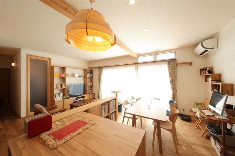 猫と暮らす2階ホールに書斎のある家