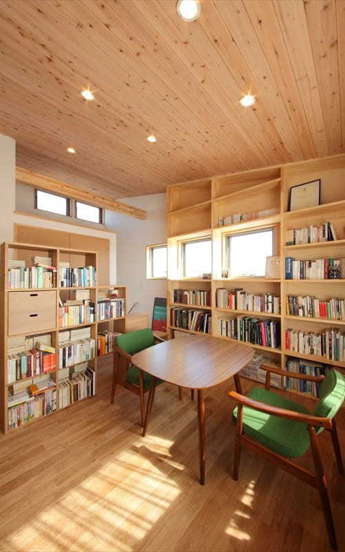 猫と暮らす2階ホールに書斎のある家