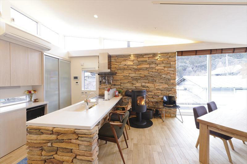 石を積み上げたキッチンカウンター