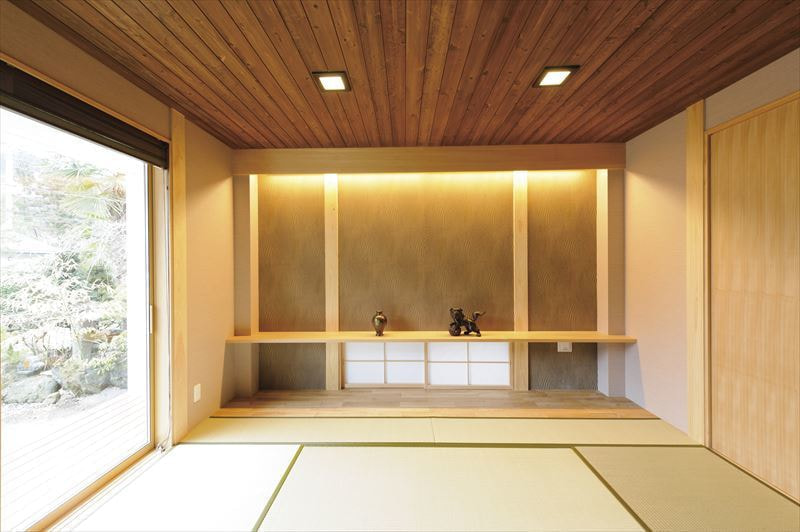 和室の間接照明と飾り棚
