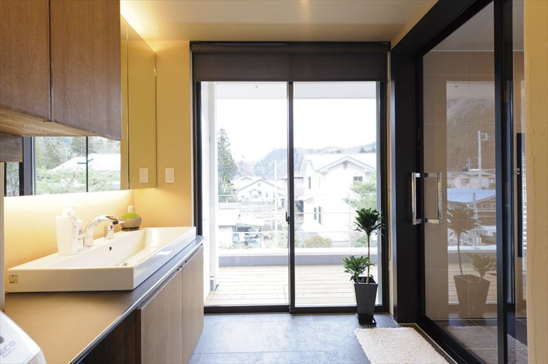 洗面から2階のデッキへ