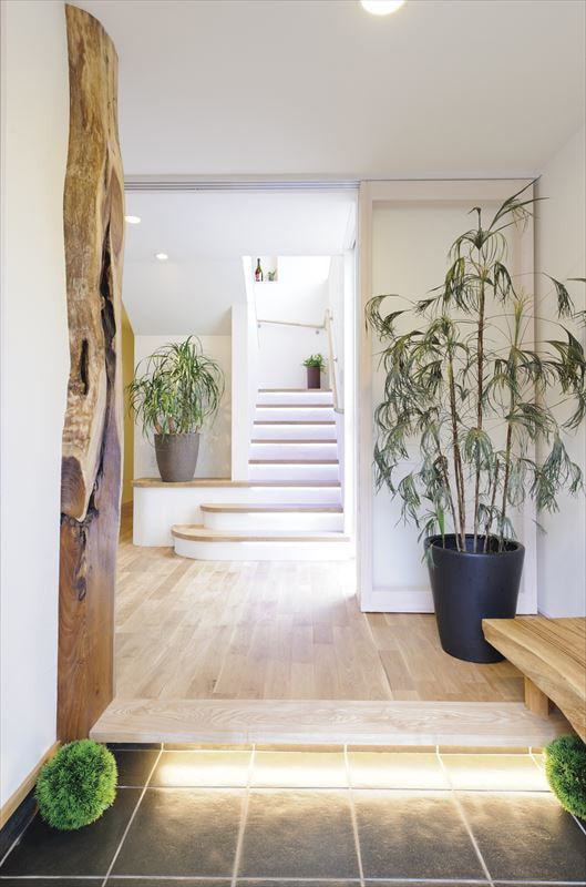 飾り柱とLEDが組み込まれた階段