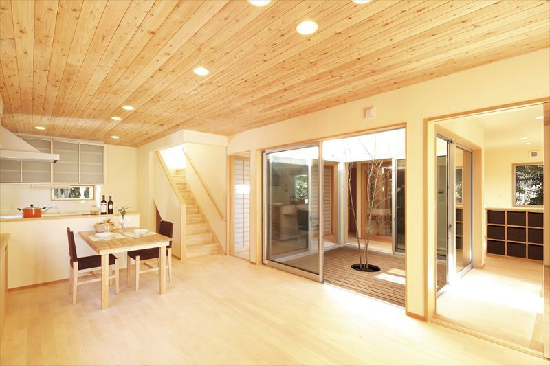 2階建で中庭がある家