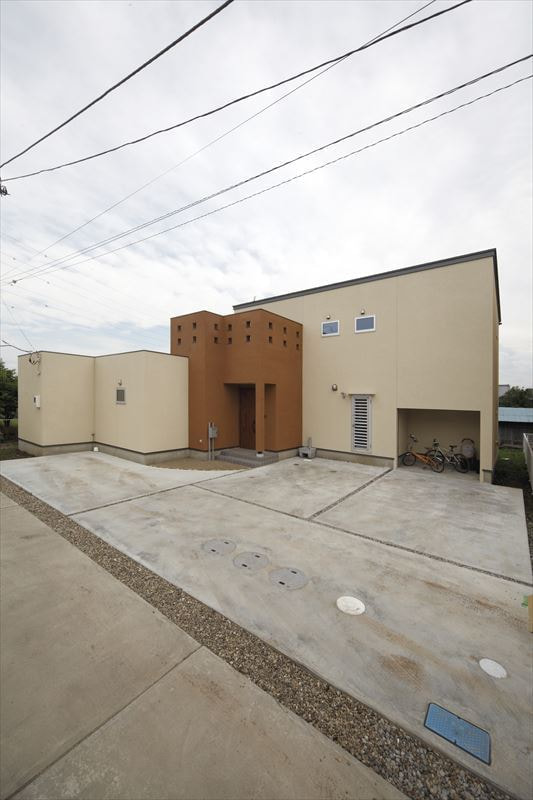 アプローチ側は閉じて、川側に大きく開いています