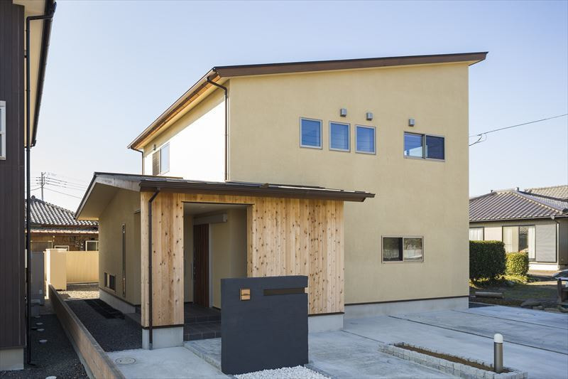 木の温もり溢れる吹抜けのある家