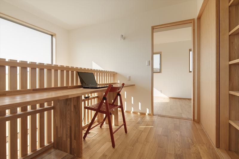 木の温もり溢れる吹抜けのある家