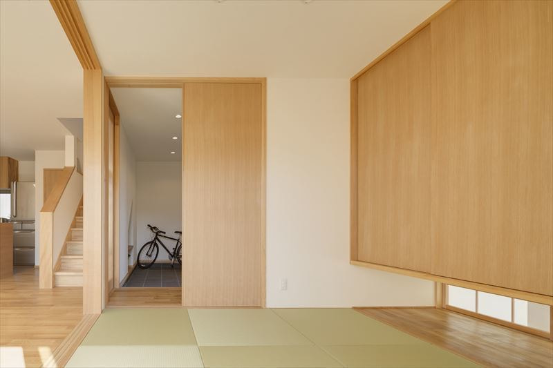 木の温もり溢れる吹抜けのある家