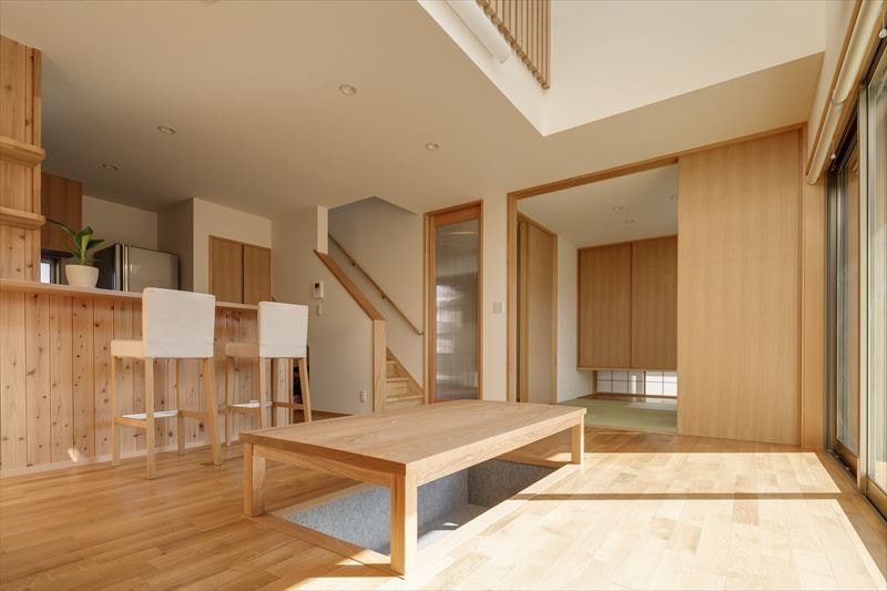 木の温もり溢れる吹抜けのある家