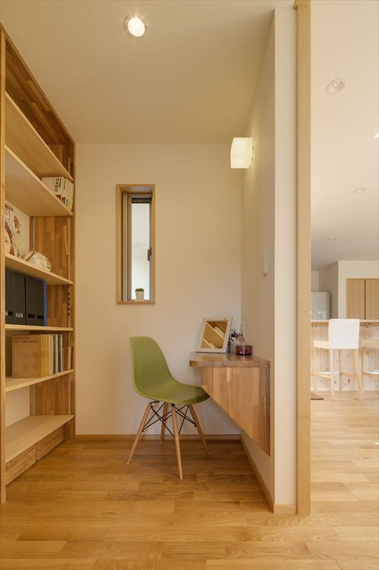 木の温もり溢れる吹抜けのある家