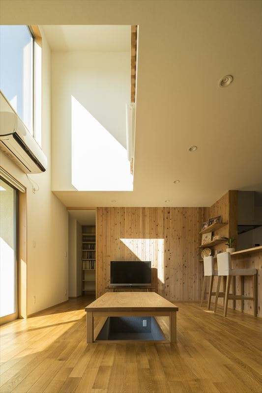 木の温もり溢れる吹抜けのある家