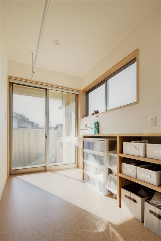 木の温もり溢れる吹抜けのある家