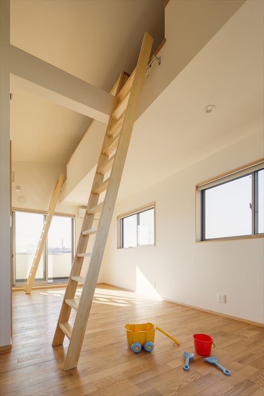 木の温もり溢れる吹抜けのある家