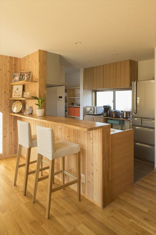 木の温もり溢れる吹抜けのある家