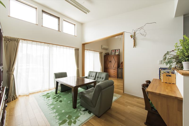 世帯をつなぐ趣味部屋のある2世帯住宅