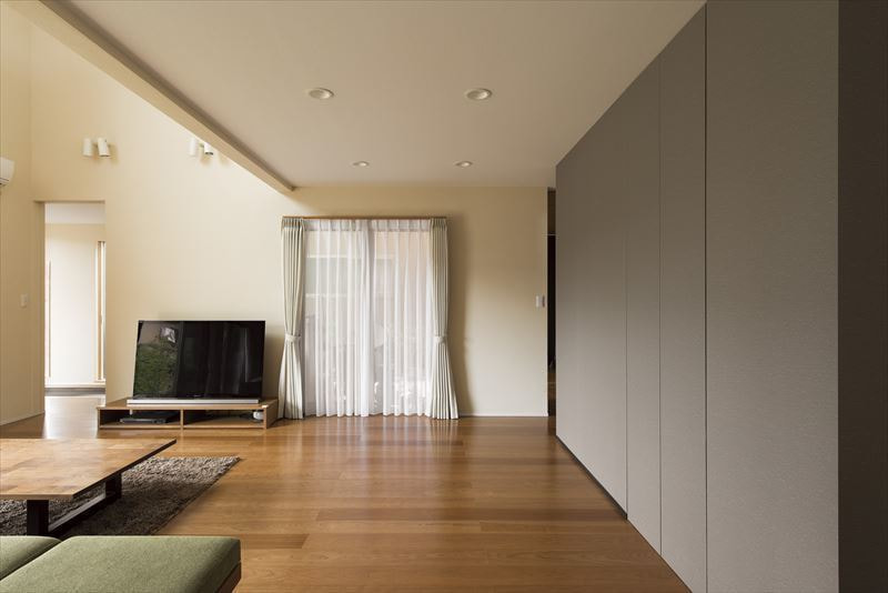 世帯をつなぐ趣味部屋のある2世帯住宅