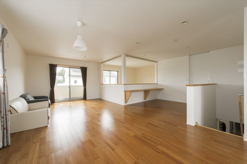 世帯をつなぐ趣味部屋のある2世帯住宅