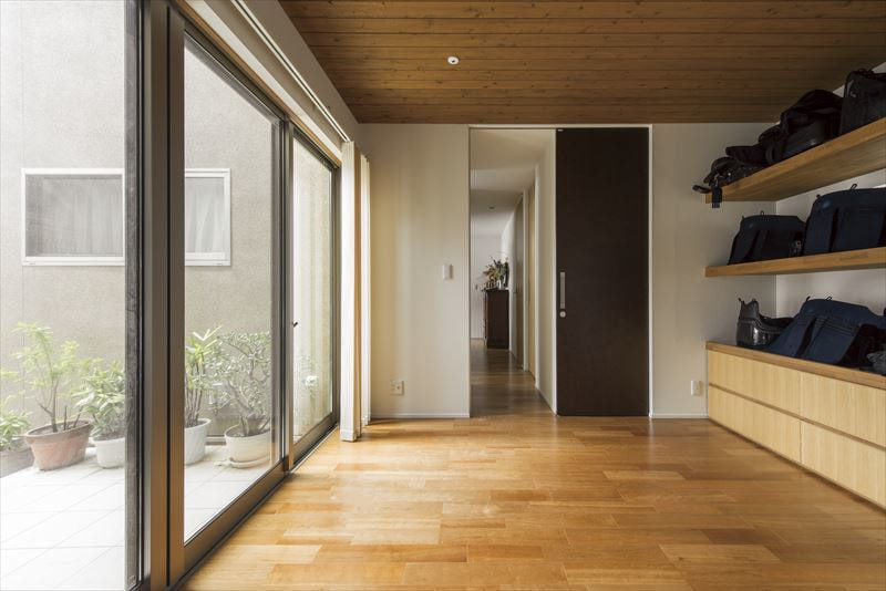 世帯をつなぐ趣味部屋のある2世帯住宅