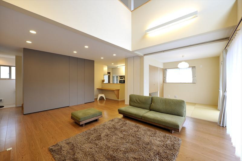 世帯をつなぐ趣味部屋のある2世帯住宅