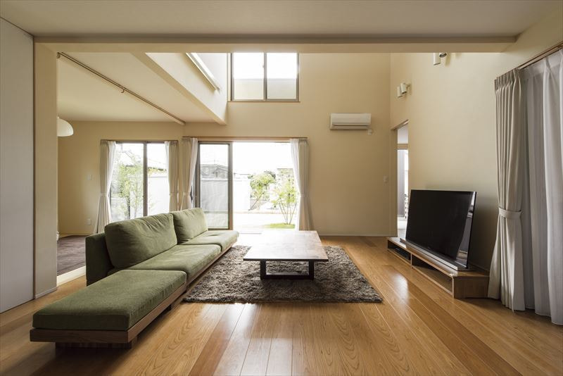 世帯をつなぐ趣味部屋のある2世帯住宅