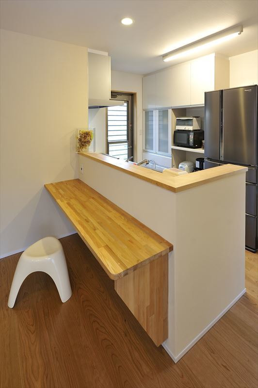 世帯をつなぐ趣味部屋のある2世帯住宅