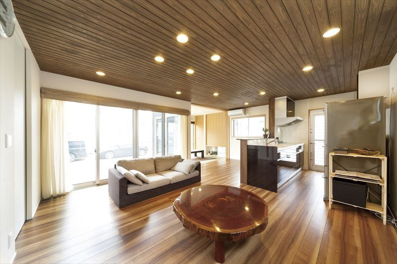 木のぬくもりを感じるモダンな家