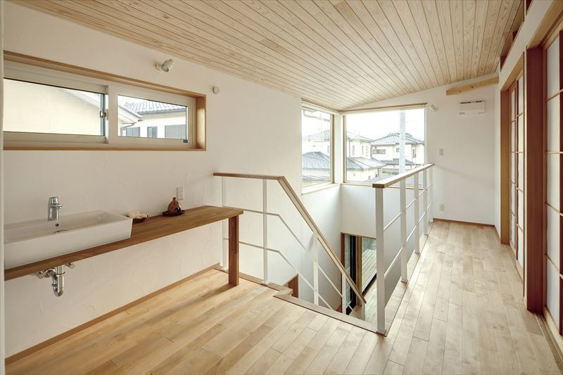 階段上の明るい空間