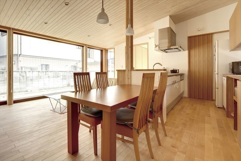 木製サッシュのダイニングスペース