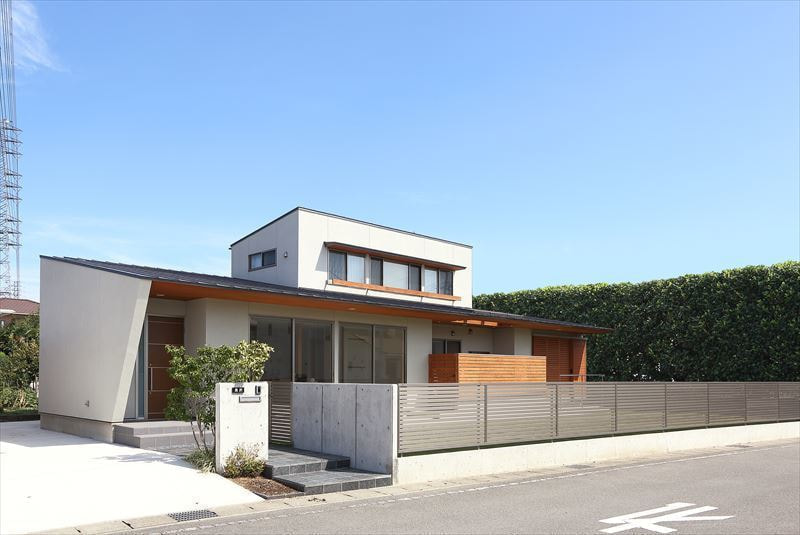 シャープな軒先の家