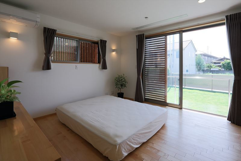 シャープな軒先の家