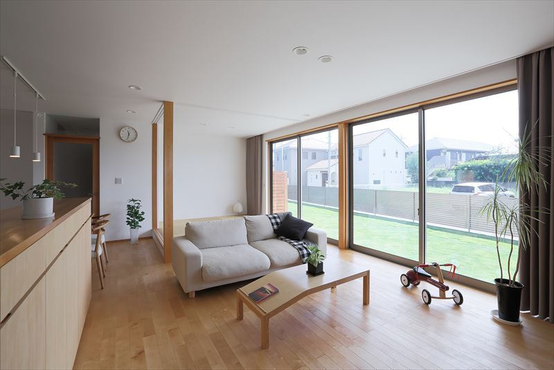 シャープな軒先の家