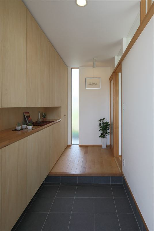 シャープな軒先の家