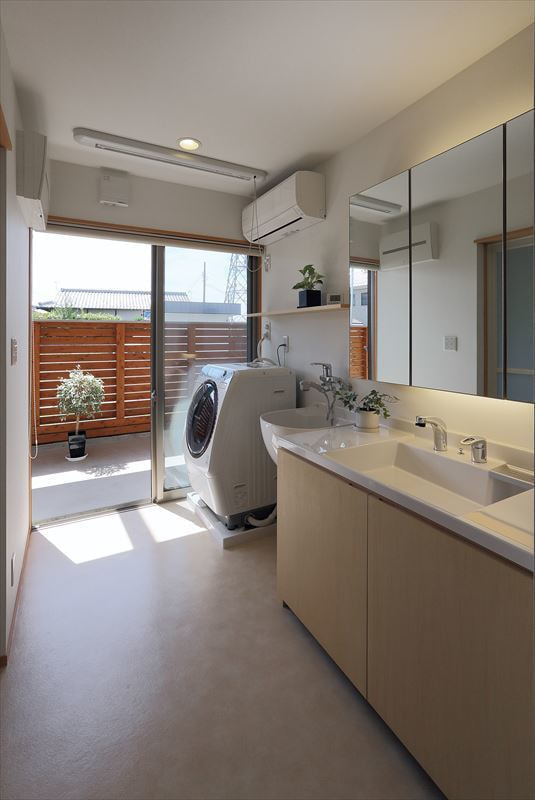 シャープな軒先の家