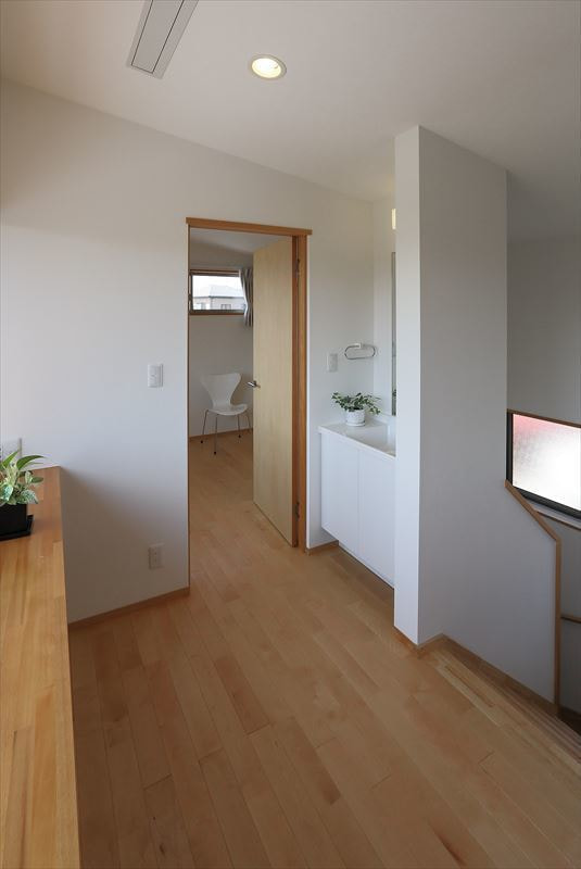 シャープな軒先の家