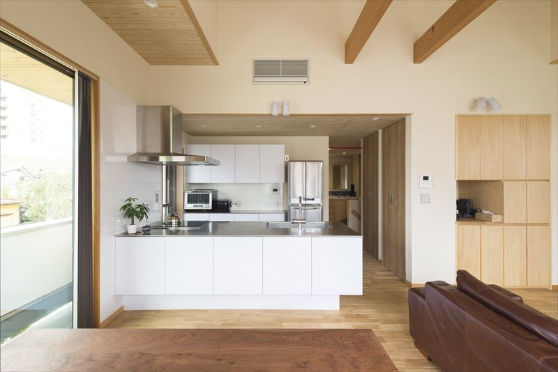 キッチンハウスのペニンシュラキッチンとカップボード