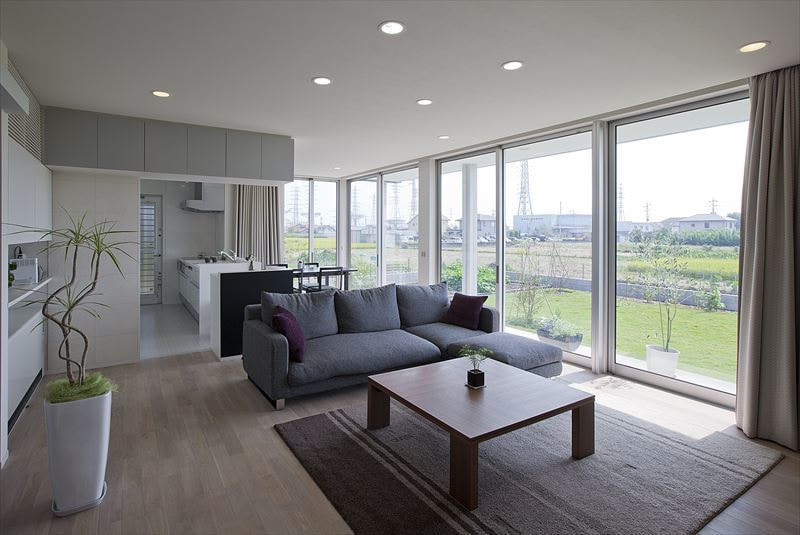 大開口の窓から自然を感じられる家