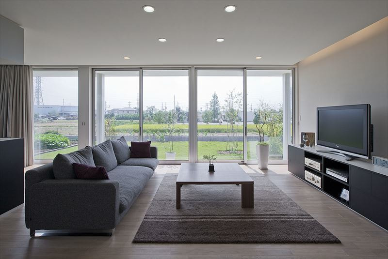 大開口の窓から自然を感じられる家