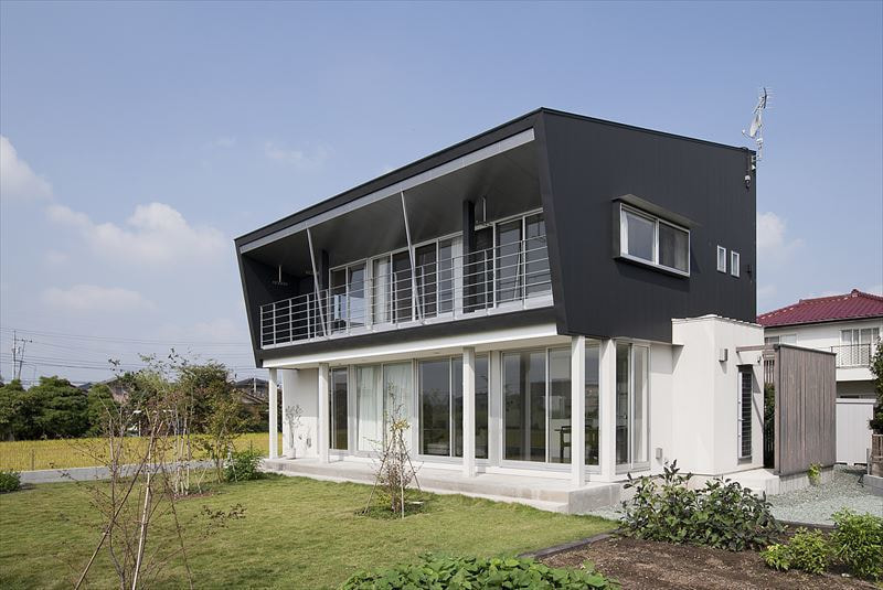 大開口の窓から自然を感じられる家