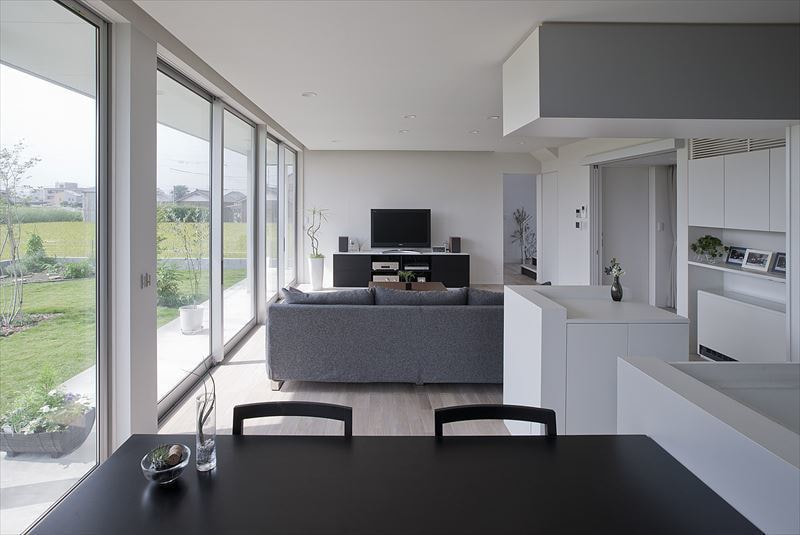 大開口の窓から自然を感じられる家