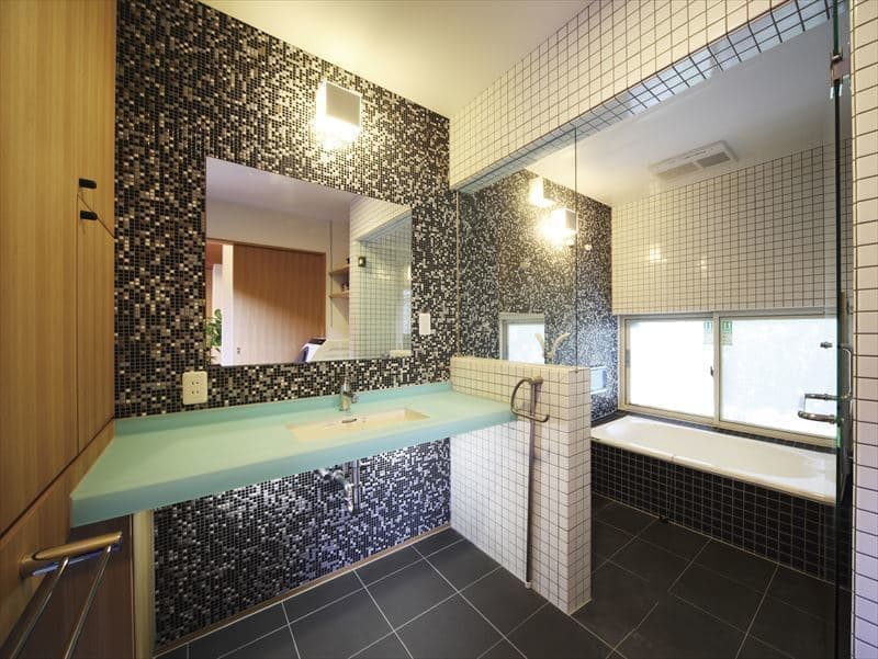 タイル張りの浴室と洗面台