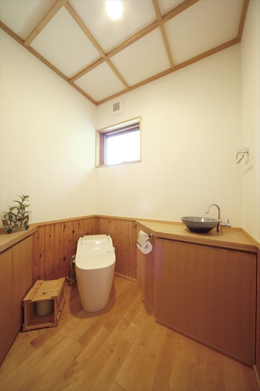 介護を考えトイレを広く斜めに設置